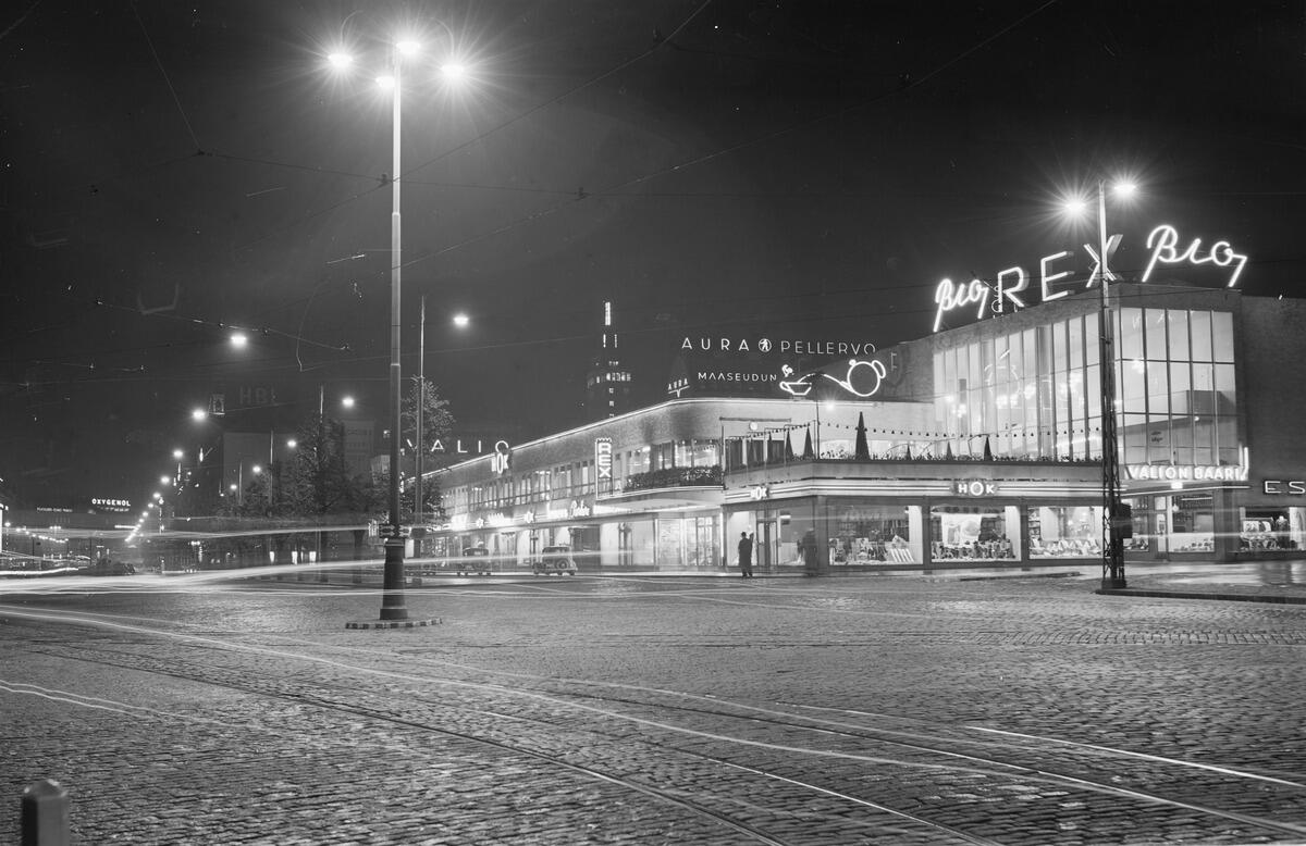 Neonskyltar på Glaspalatset: Bio Rex, HOK, Valio, Valion baari (Valios bar), Parturi (Barberare), Siemens, Espe.