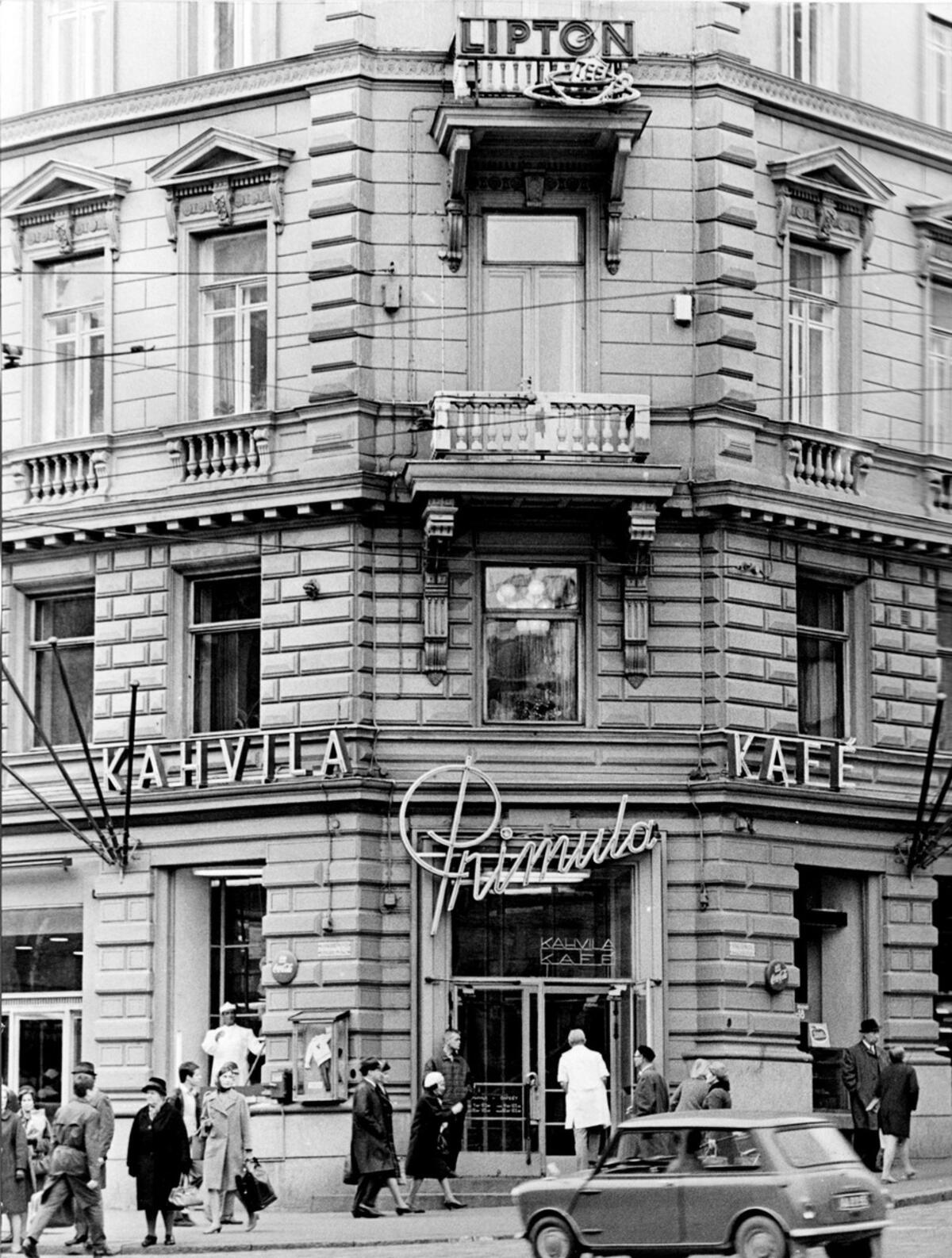 Kahvila Primulan kulma, Kalevankatu 2 - Mannerheimintie 12, Helsingissä lokakuussa 1967. Kadulla on jalankulkijoita ja auto.