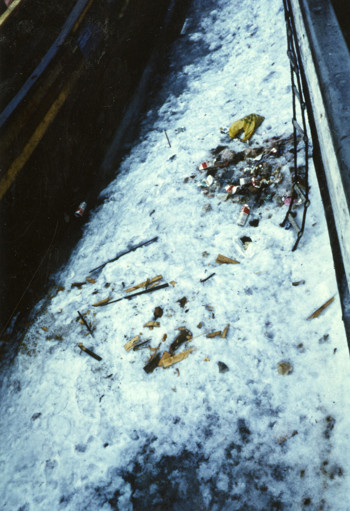 Laivan kannelta otetussa kuvassa on roskia jäällä kahden laivan välissä.