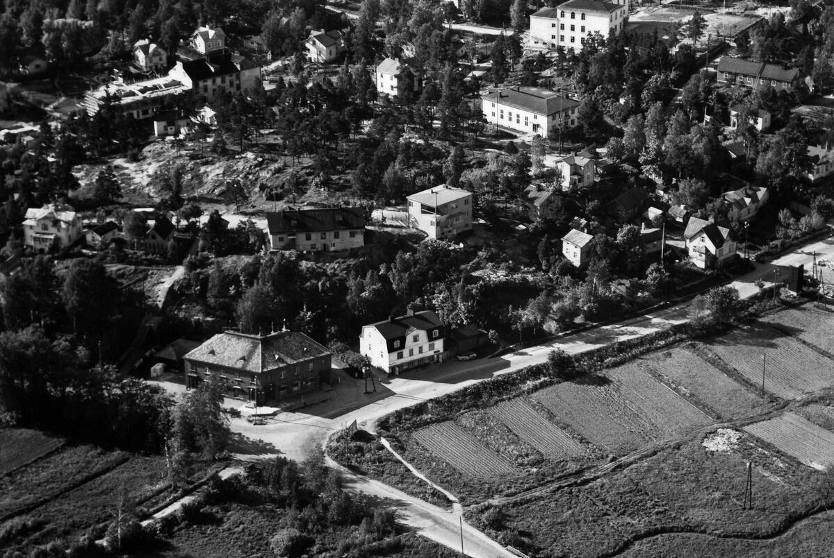 Södra Haga år 1955, Köpingsvägen 2, 4, 6, 8. Till vänster Gamla Åbo landsväg, i förgrunden Köpingsvägens Elanto.