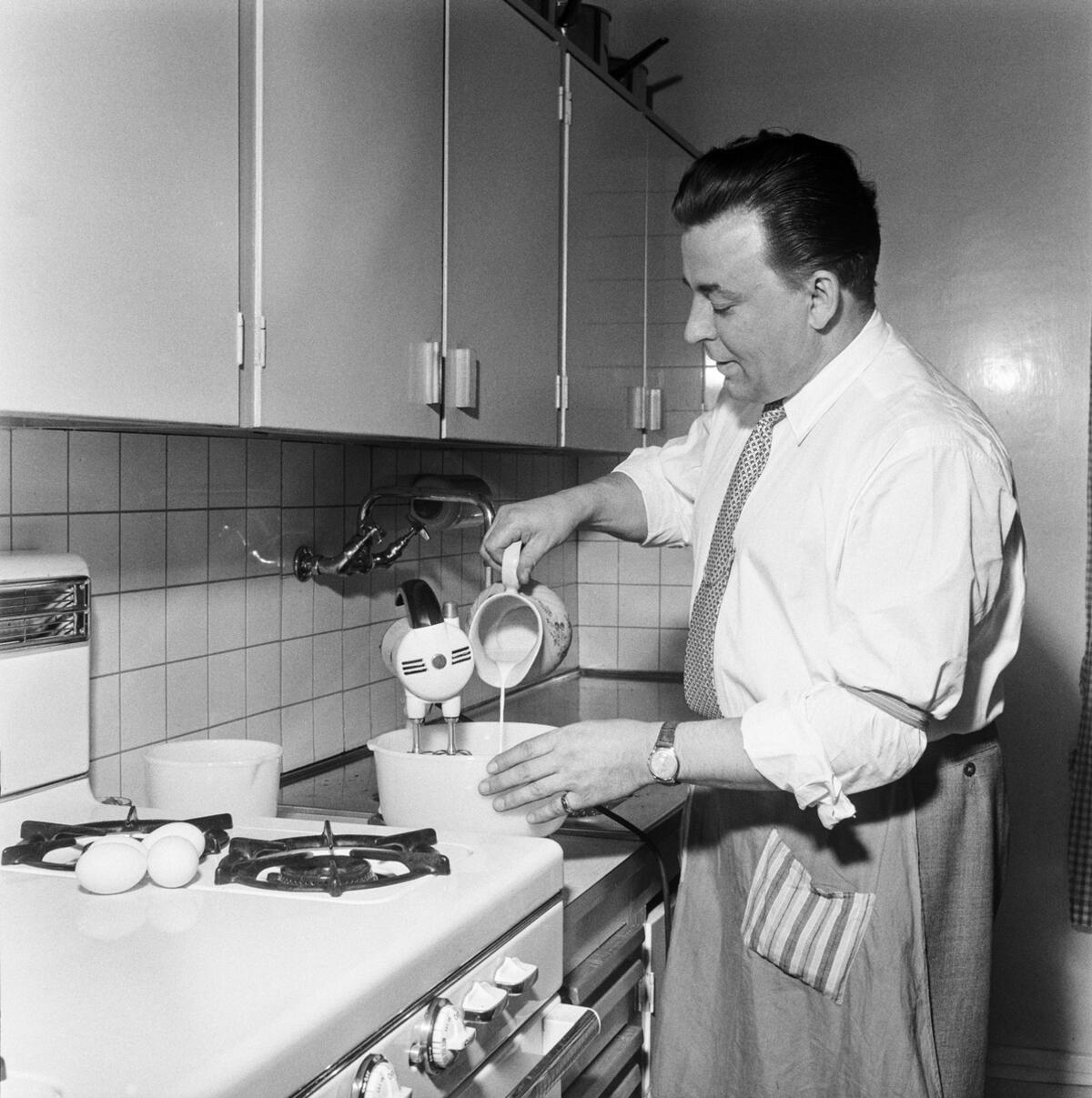 Singer Olavi Virta in his kitchen at Kruununhaka in Helsinki in 1956.