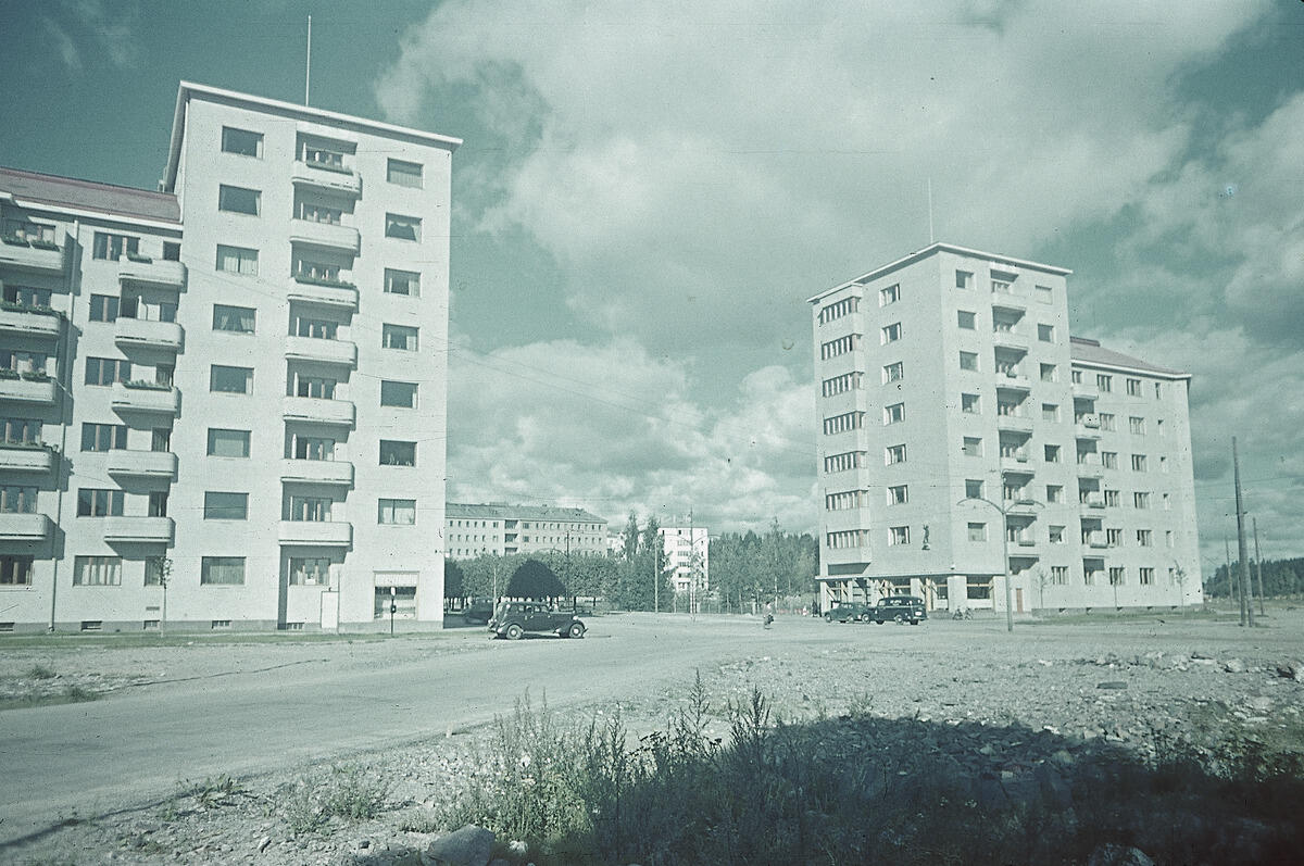 Uusia korkeita funkkistaloja Munkkiniemen puistotien ja Paciuksenkadun risteyksessä vuonna 1939.