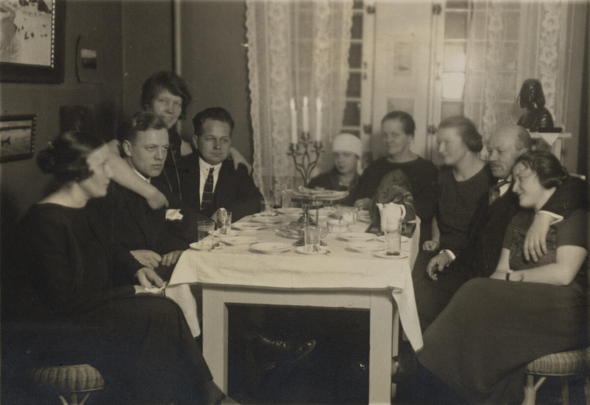 Det nya året 1925 tas emot hemma hos fotografen Tyyne Savia (1887–1959). Kvinnan som står till vänster är Savia, de sittande unga damerna till höger är keramiker Friedl Holzer-Kjellberg (1905–1993) och hennes syster Maria Holzer. Foto: Helsingfors stadsmuseum