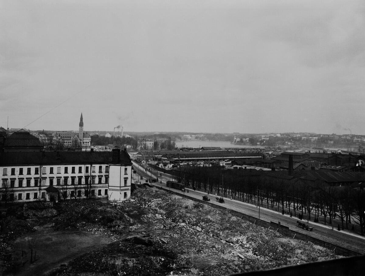  Läntinen Heikinkatu 28 (Mannerheimintie 22-24), Turun kasarmin rauniot, oikealla kaasutehdas, taustalla ratapiha. Taustalla Kansallismuseo ja Töölönlahti.