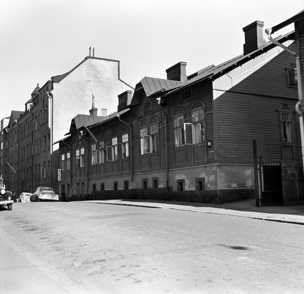 Wesa (kuvassa vasemmalla) oli epätyypillinen Kolibri-korttelin talo, sillä se ei ollut puutalo. Sen rakentamisaikaan 1900-luvun alussa saman korttelin ja monet lähialueiden talot olivat pääasiassa yhden asuinkerroksen ja kellarikerroksen puisia pienkerrostaloja, jotka myöhemmin purettiin korkeampien kivitalojen tieltä, kuten kuvassa oikealla oleva Vuorimiehenkatu 18:n puutalo. Kuvaaja: Helsingin kaupunginmuseo / Constantin Grünberg