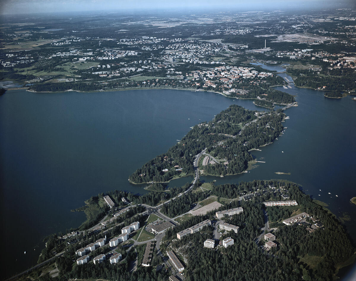 Ilmakuvassa Munkkiniemi, Kuusisaari ja Vanha Munkkiniemi. Etualalla Lehtisaari.