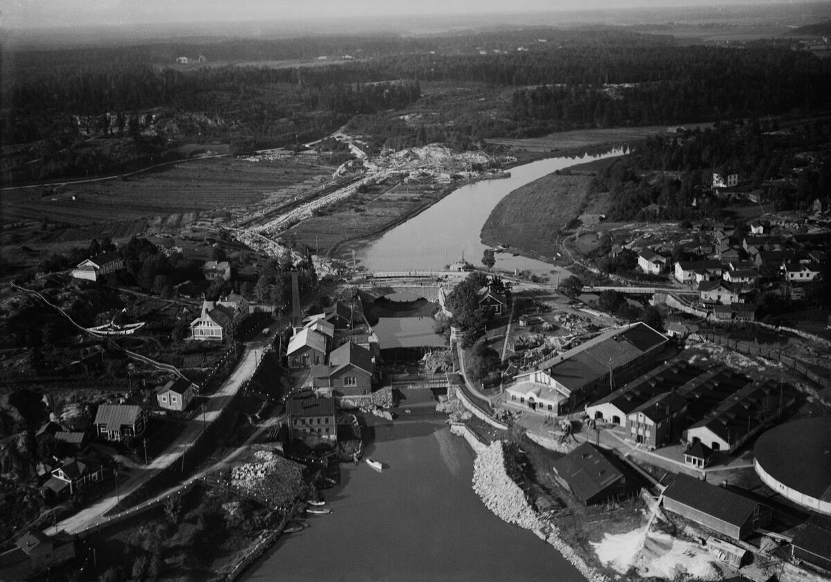 Mynningen av Vanda å, Gammelstaden och Viksbacka. Till vänster Tavastvägen, till höger vattenverkets byggnader på Kungsgårdsholmen. I bakgrunden byggplatsen för sedimenteringsbassänger på Forsby ängar.