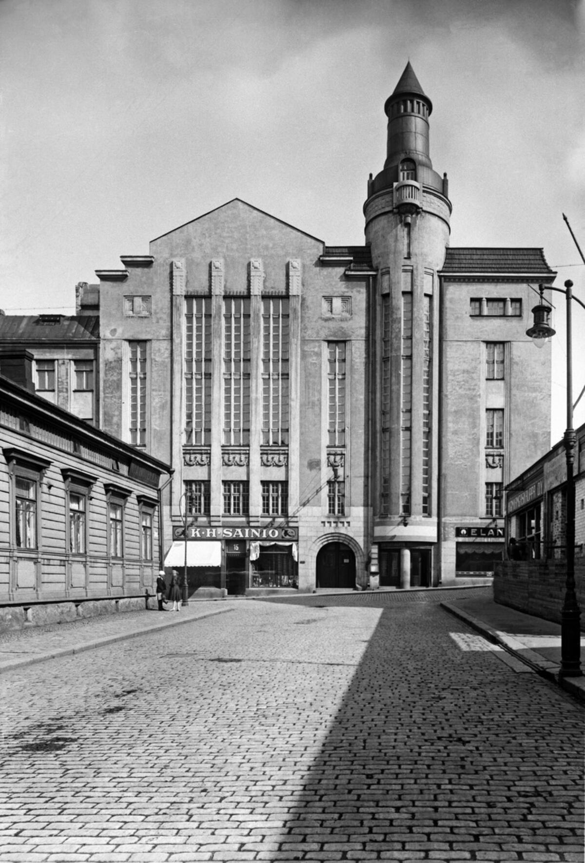 Vuorikatu 2 - Hallituskatu 15. Heimolan talo. Arkkitehti Onni Tarjanne 1910. Suomen eduskunta kokoontui talossa 1911-1930. Rakennus purettu 1969.