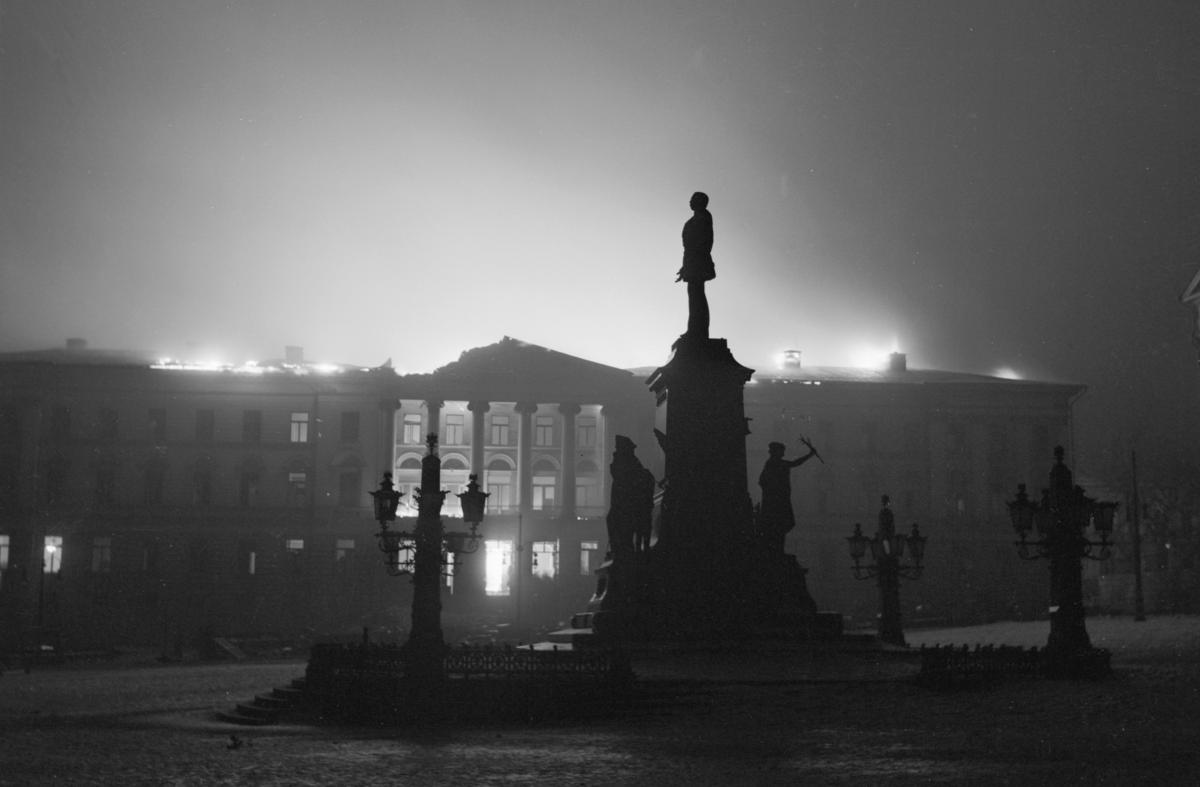 Kuva Senaatintorilta. Etualalla näkyy Aleksanteri toisen patsas ja taustalla pommitettu yliopiston päärakennus.