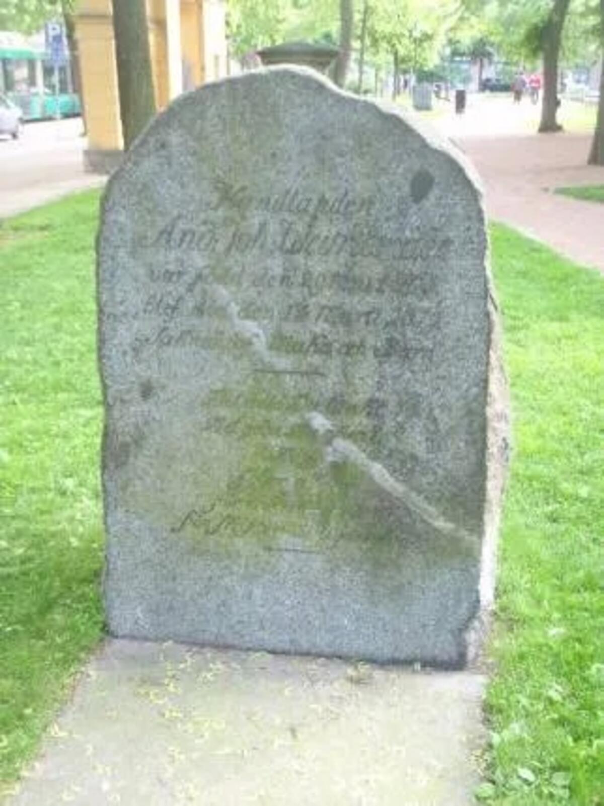 Handlanden And. Joh. Weurlander var född den 29. nov. 1763, blef död den 13 Marti 1819. Saknad af Maka och Barn. Det ädla Du tänkt, det goda Du öfvat Dig följer allena, för mödan Du haft, för skiften Du pröfvat.
[Kauppias And. Joh. Weurlander syntyi 19. marraskuuta 1763 ja kuoli 13. maaliskuuta 1819. Kaipaamaan jäivät puoliso ja lapset. Jalot ajatuksesi ja hyvät tekosi seuraavat sinua aina, näkemistäsi vaivoista, vaihtelevista kohtaloistasi.]
 Kuvaaja: Juha-Matti Granqvist