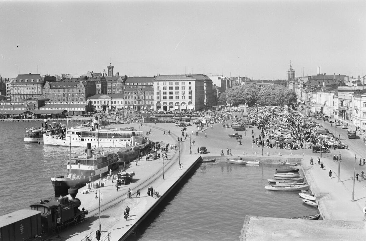 Helsingin Eteläsatama ja Kauppatori. Kuvan keskellä näkyy satamarataa ja vasemmassa reunassa Katajanokan satamasta tulossa oleva höyryveturin vetämä juna.