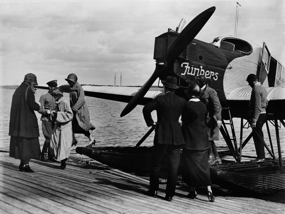 Vesitaso Junkers on saapunut Katajanokan lentosatamaan. Kahdeksan ihmistä on astunut ulos koneesta.