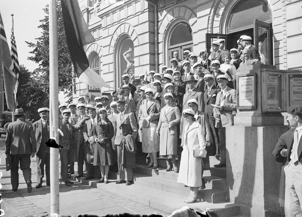 Ylioppilaiden raittiuskokouksen osallistujia Vanhan ylioppilastalon portailla kokoontuneena ryhmäkuvaan heinäkuussa 1931, kieltolain viimeisenä kesänä. Kuvaaja: Museovirasto / Pietinen