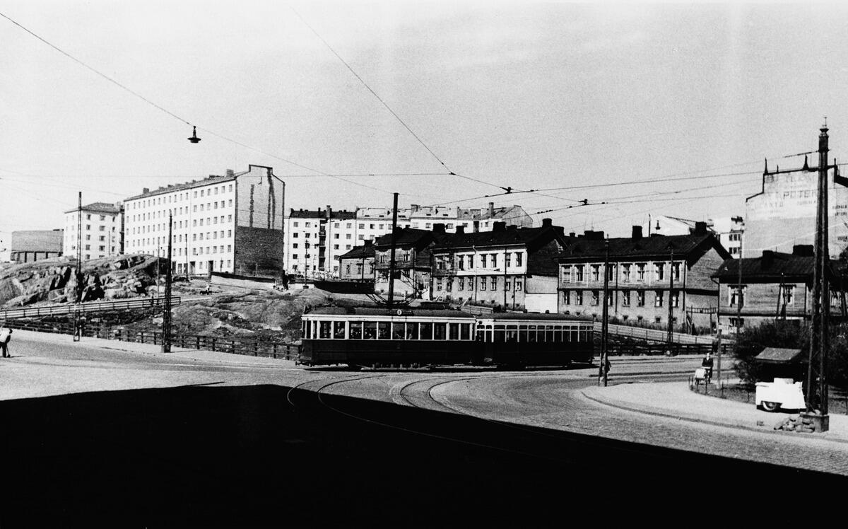 Josafatinkatu 5-15. Josafatinkalliot, raitiovaunu Helsinginkadun ja Läntisen Brahenkadun kulmassa.