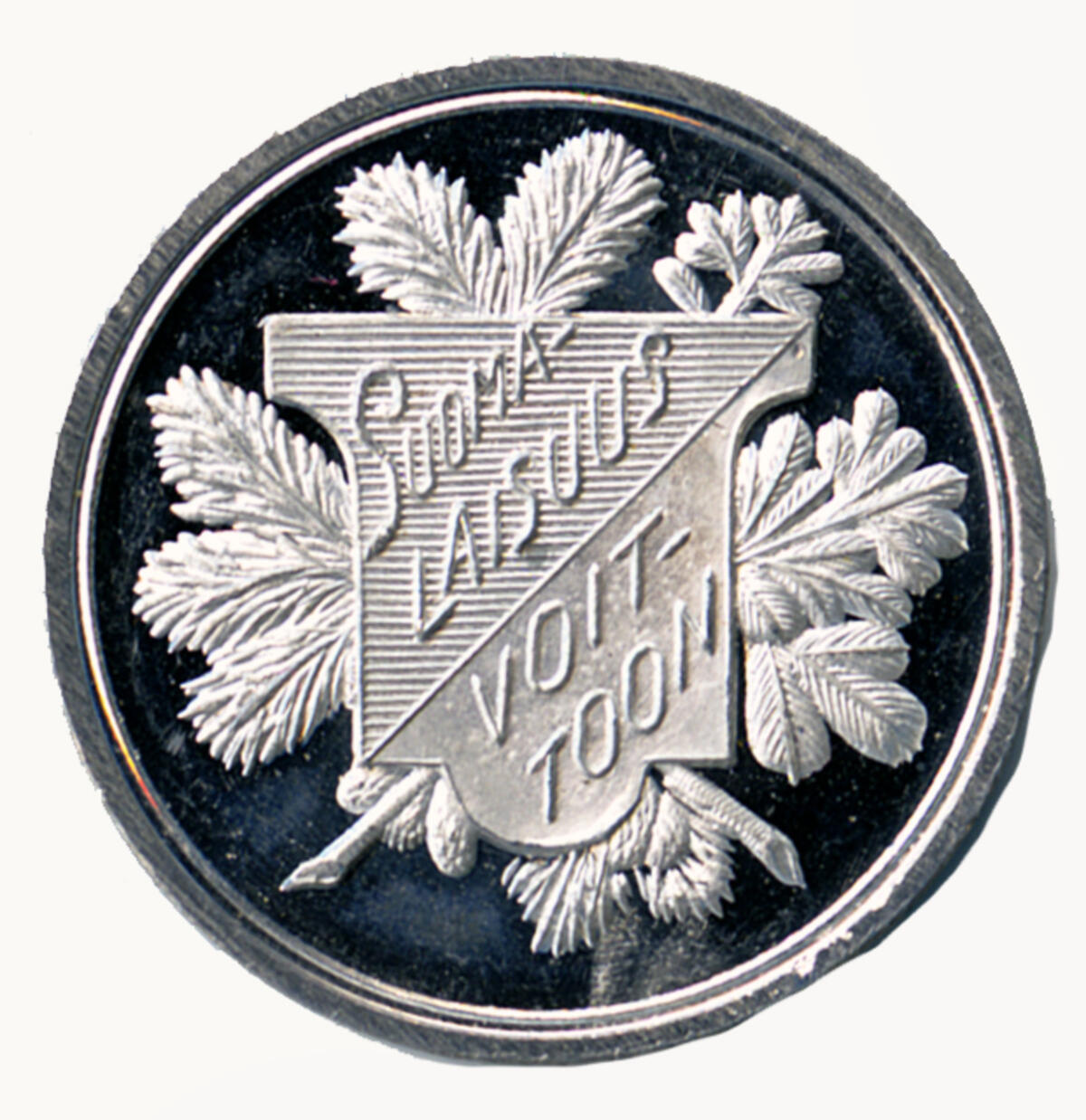 Baksidan av den silverfärgade medaljen. En vapelsköld med texten SUOMALAISUUS VOITTOON