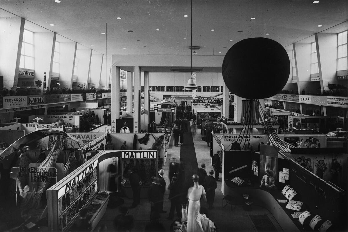 Stormässan i Mässhallen 1935. Hallen är fylld av olika slags utställningsmontrar.