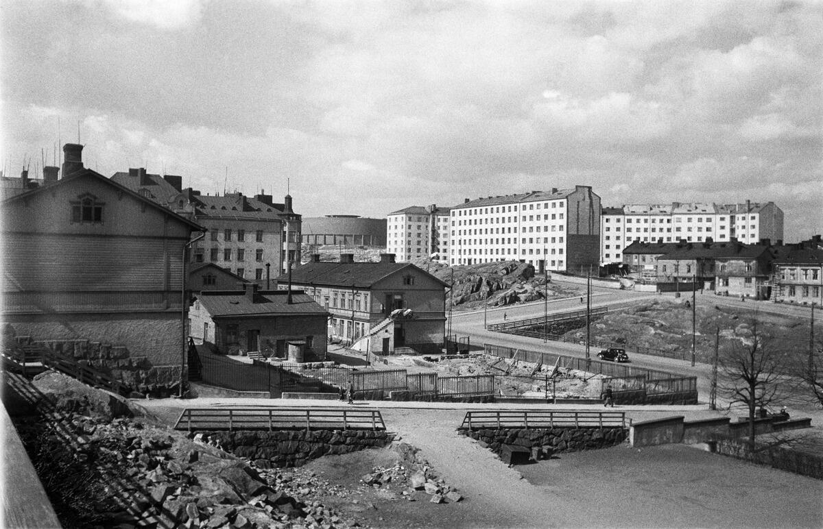 Näkymä Alppikadun ja Läntisen Alppirinteen kulmasta luoteeseen Helsinginkadun yli