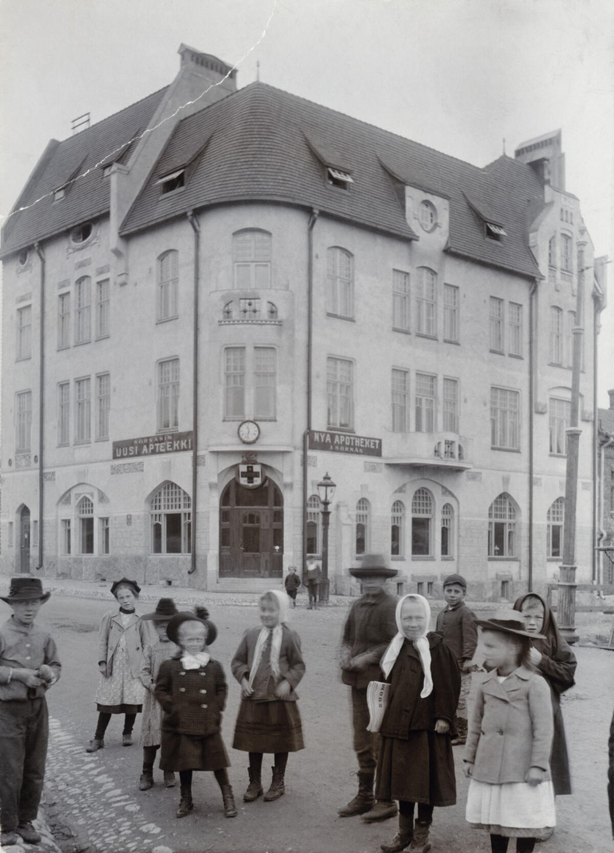 Huset på bilden kallades för Apotekshuset, eftersom det hade byggts av apotekare Karl Allan Aschan som också har tagit den här bilden. Byggnaden som var ritad av Selim A. Lindquist och Elia Heikel blev färdig år 1902 och ansågs av många vara Sörnäs vackraste. Detta hindrade inte rivningen av huset år 1961. Foto: Helsingfors stadsmuseum / K. A. Aschan