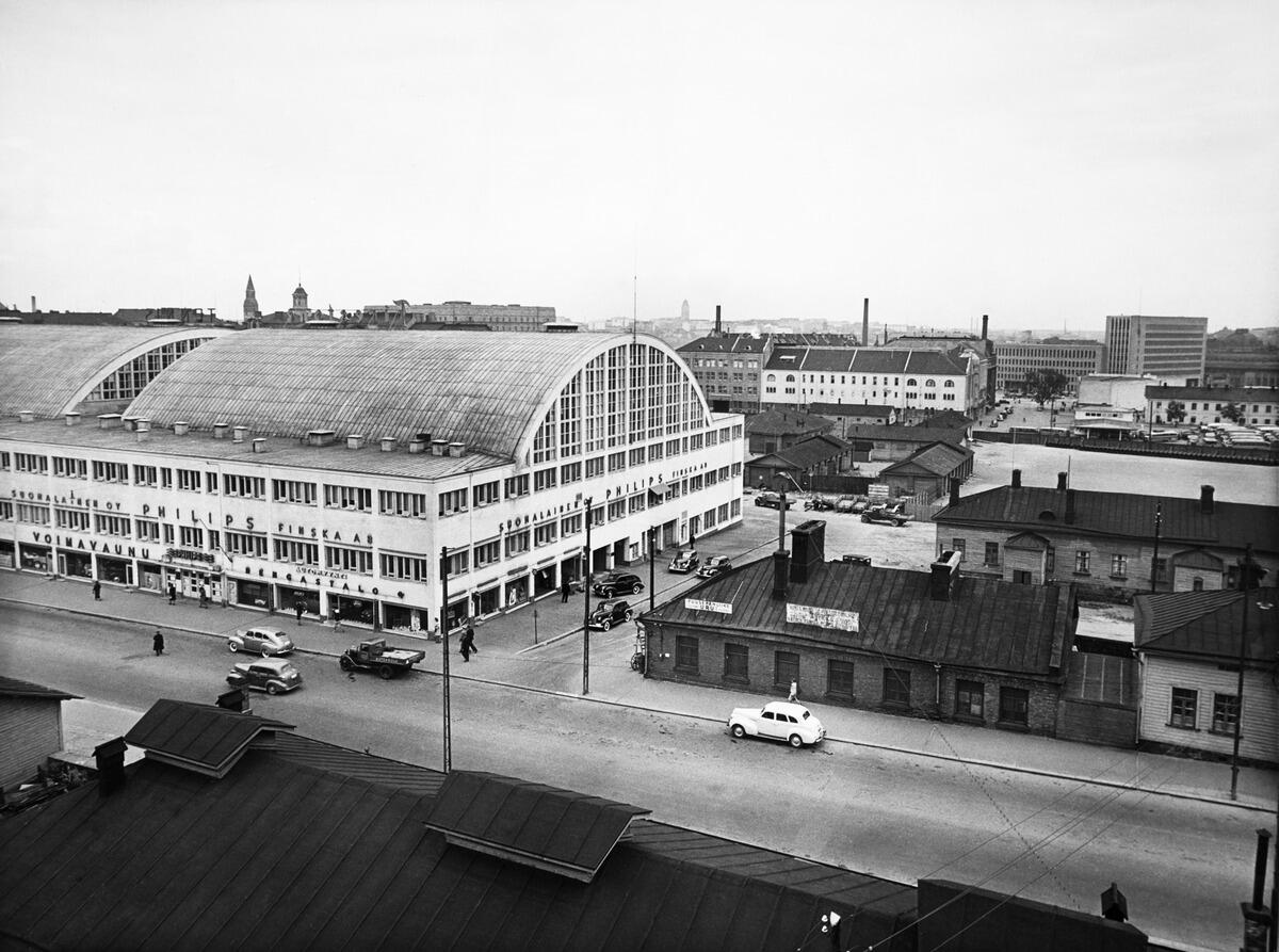 Kampens område fotograferat från Fredriksgatan, till vänster Tennispalatset, i bakgrunden bland annat mjölkcentralen och posthuset. Till höger Kamptorgets träbyggnader och i bakgrunden busstationen.