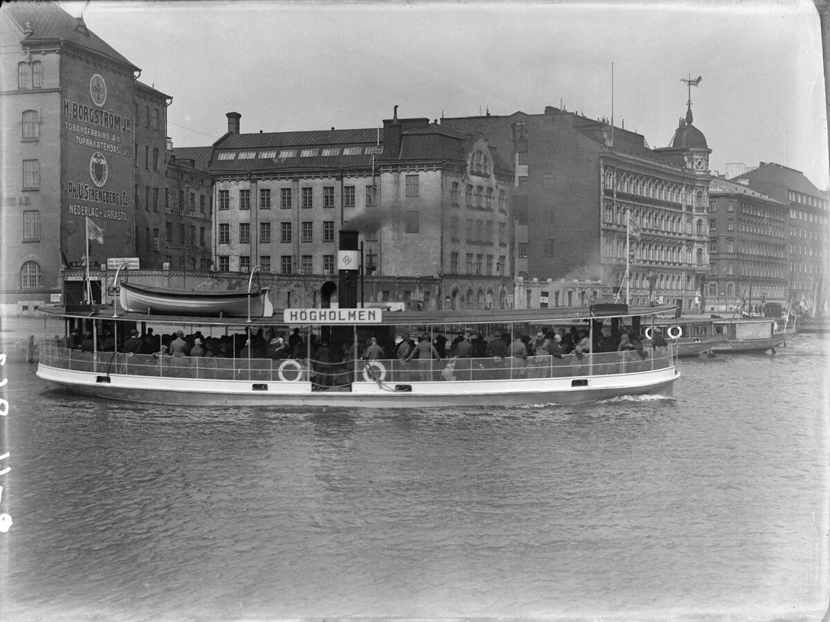 The Korkeasaari ferry arriving at the North Harbour full of people.