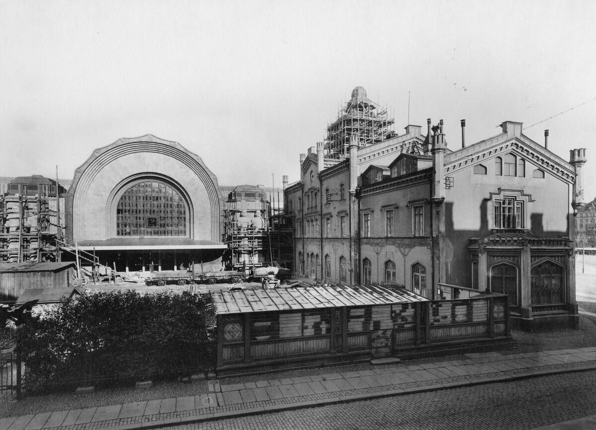 Den nya järnvägsstationen är under byggnad, på dess högra sida står den gamla.