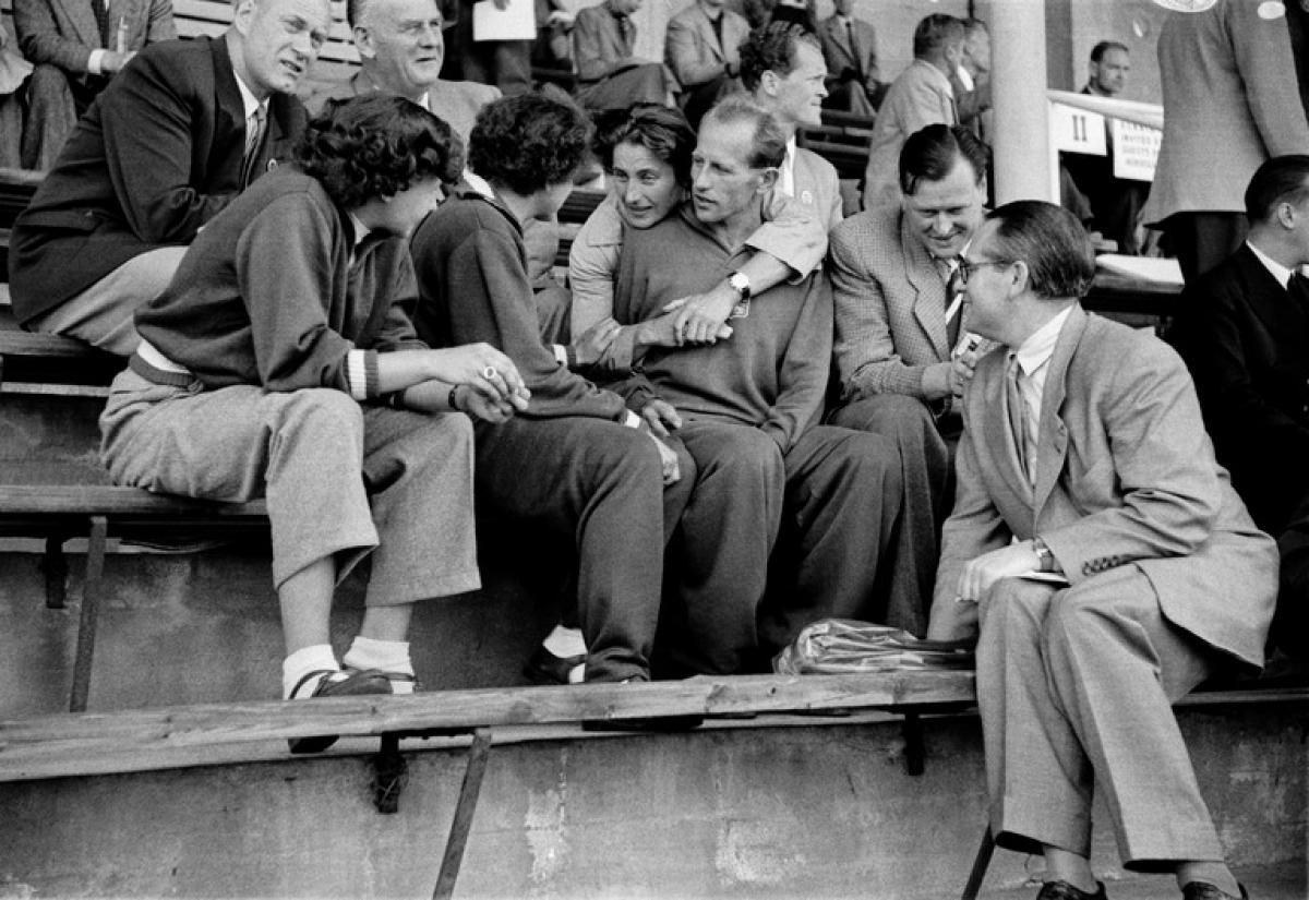 Tsekkoslovakian urheilijapariskunta Dana ja Emil Zatopek istuvat seurueensa kanssa Helsingin soutustadionin katsomossa. 
