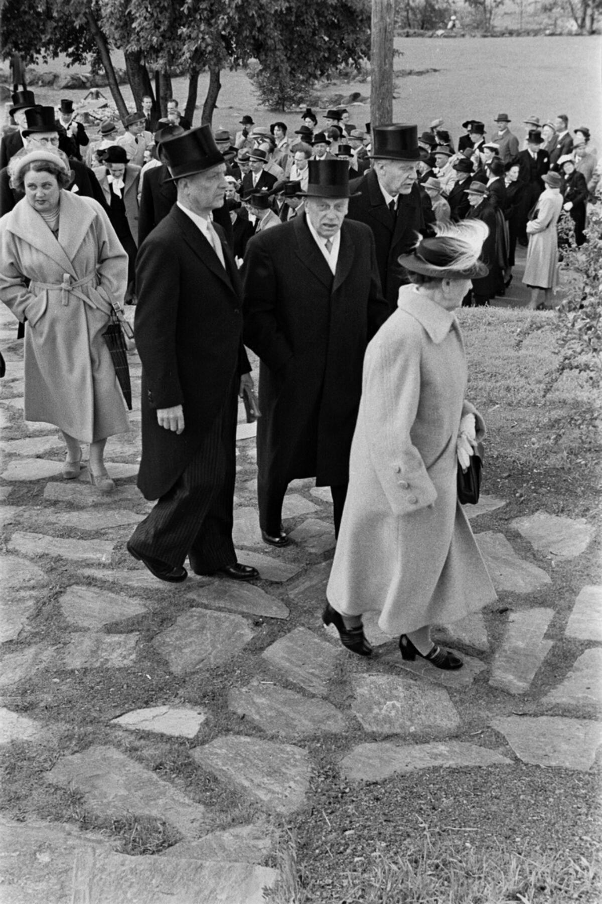 Ihmisiä menossa Kirkkorinteelle Helsingin 400-vuotismuistomerkin paljastustilaisuuteen. Kuvaaja: Helsingin kaupunginmuseo / Esko Heinonen