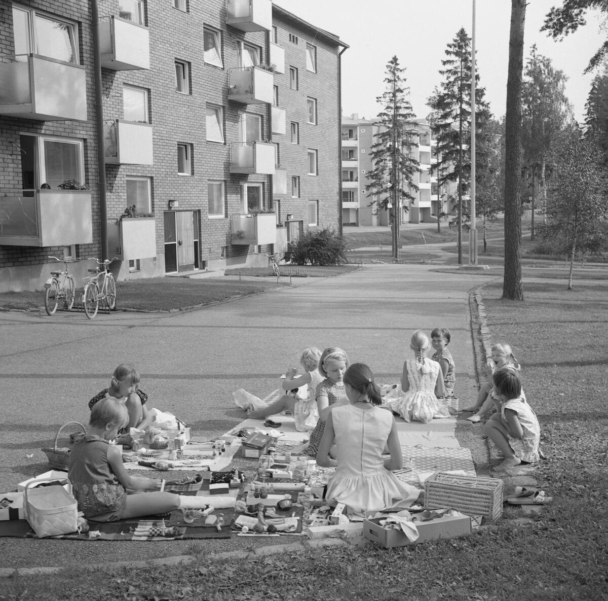 Kuvattu Teljäntie 7:n ns. yläpihan alueella, etupihalla. Kuvassa takana oikealla näkyy taloyhtiön lipputanko ja autojen kääntöympyrä.