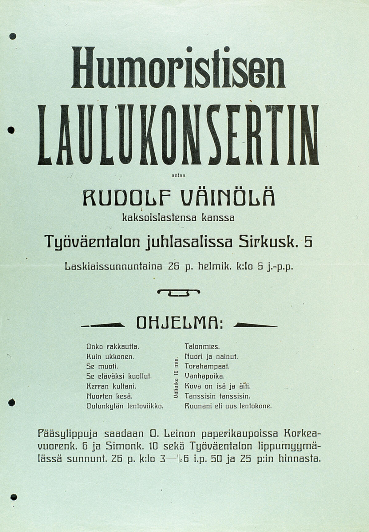 Ennen levysoittimia, radiota ja televisiota erilaiset elävän musiikin tapahtumat olivat tärkeä osa eri yhteiskuntaluokkien kulttuuria. Sirkuskatu on nykyään Paasivuorenkatu. Kuvaaja: Helsingin kaupunginmuseo