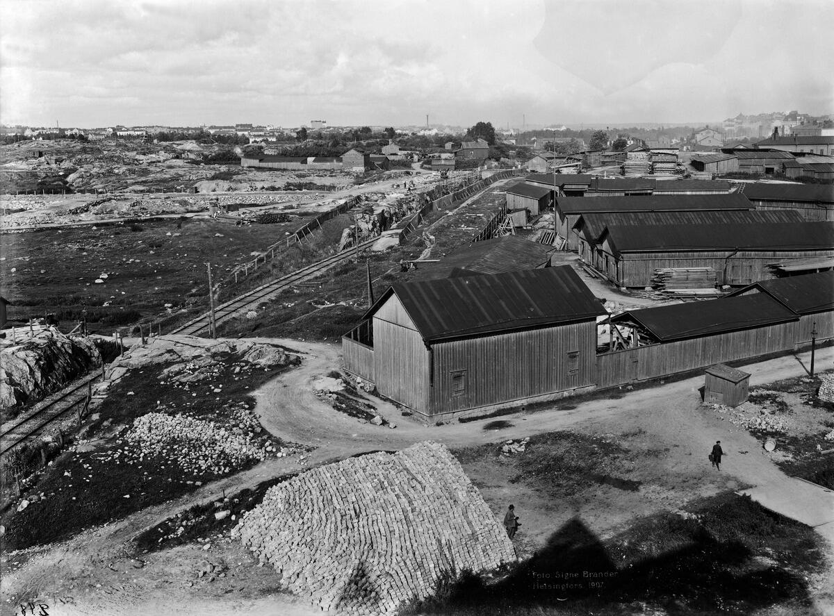 Kampen. Hamnbanan. Fotot är taget på Malmgatan 40 mot nordost. Malmgatan 5 – Järnvägsgatan 14–16. Stadens materialförråd vid Kampmalmen. I bakgrunden Främre Tölö.