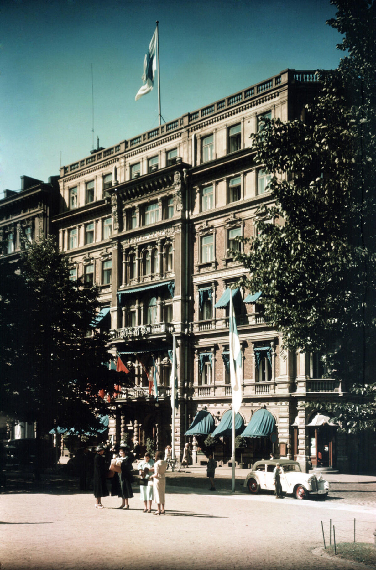 Tässä 1930-luvun lopulla otetussa kuvassa hotelli Kämp on korotettu kuusikerroksiseksi.  Kuvaaja: Helsingin kaupunginmuseo