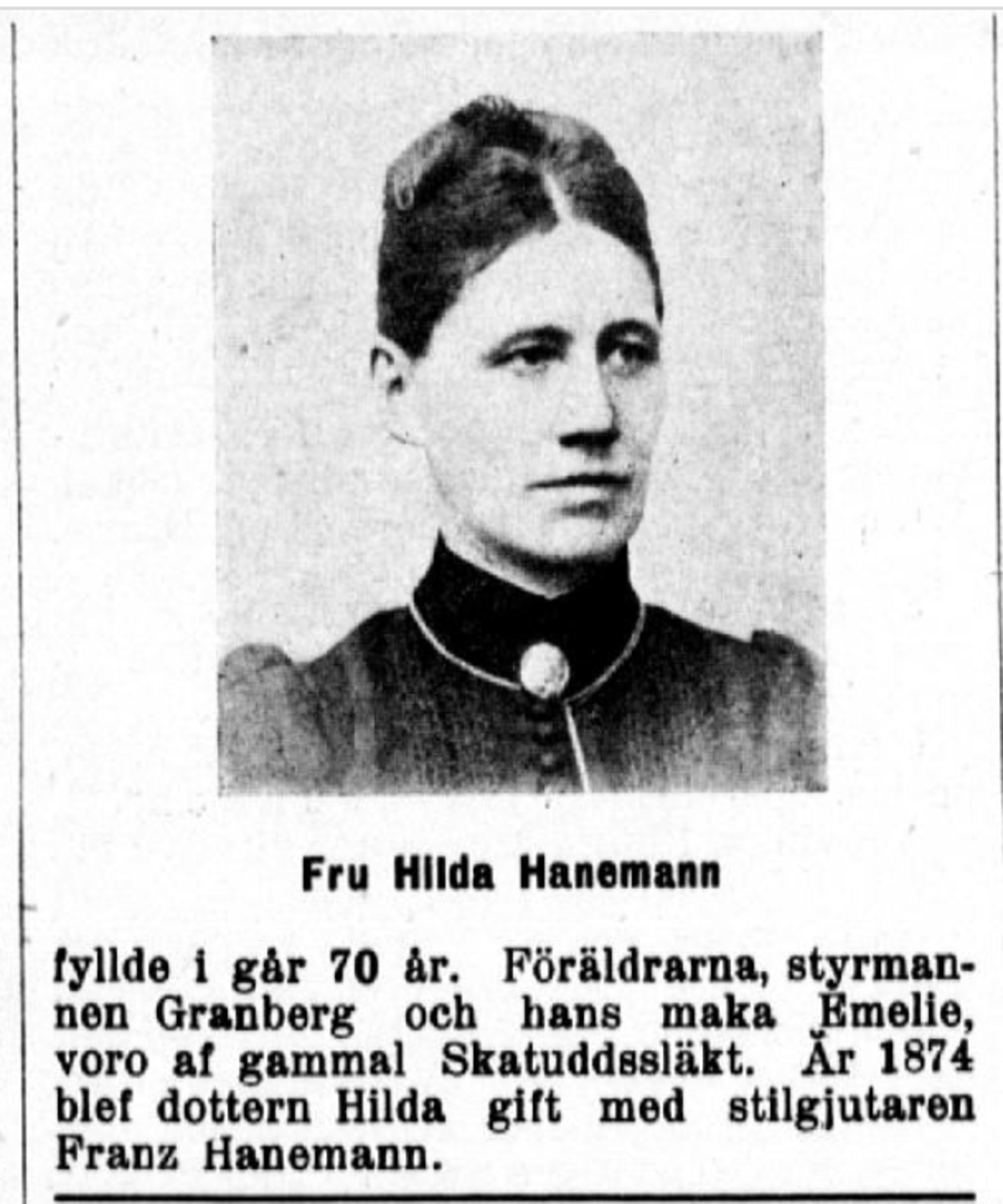 Valokuvallinen ruotsinkielinen ilmoitus lehdessä: Rouva Hilda Hanemann on täyttänyt 70. Hänen isäkseen mainitaan perämies Granberg.