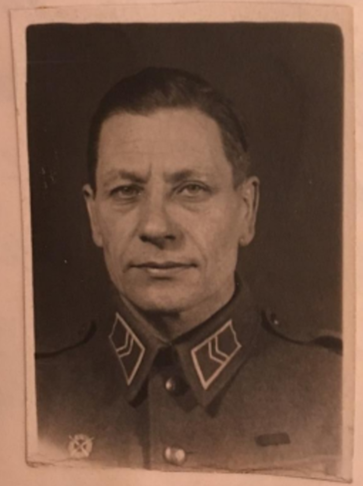 Ansiktsbild av en medelålders man i uniform
