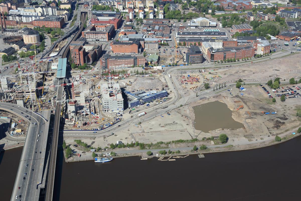 Flygbilden visar köpcentret Redi och det nya bostadsområdet Fiskehamnen under byggnad på utfyllnadsmark invid metrobanan år 2016. 