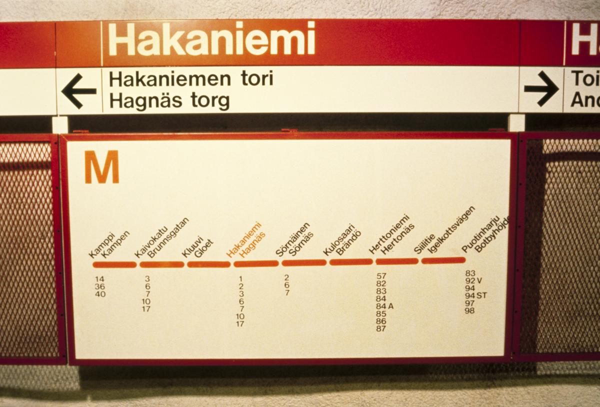 Metron reittikartta Hakaniemen asemalla vuonna 1982. Asemia on vain yhdeksän, reitti kulkee Kampista Puotinharjuun. Rautatieaseman pysäkki on vielä nimeltään Kaivokatu ja yliopiston asema Kluuvi.