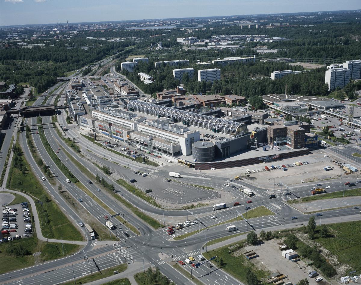 Itäkeskuksen kauppakeskus ilmakuvassa vuonna 1994, laajennusosan valmistumisen jälkeen.