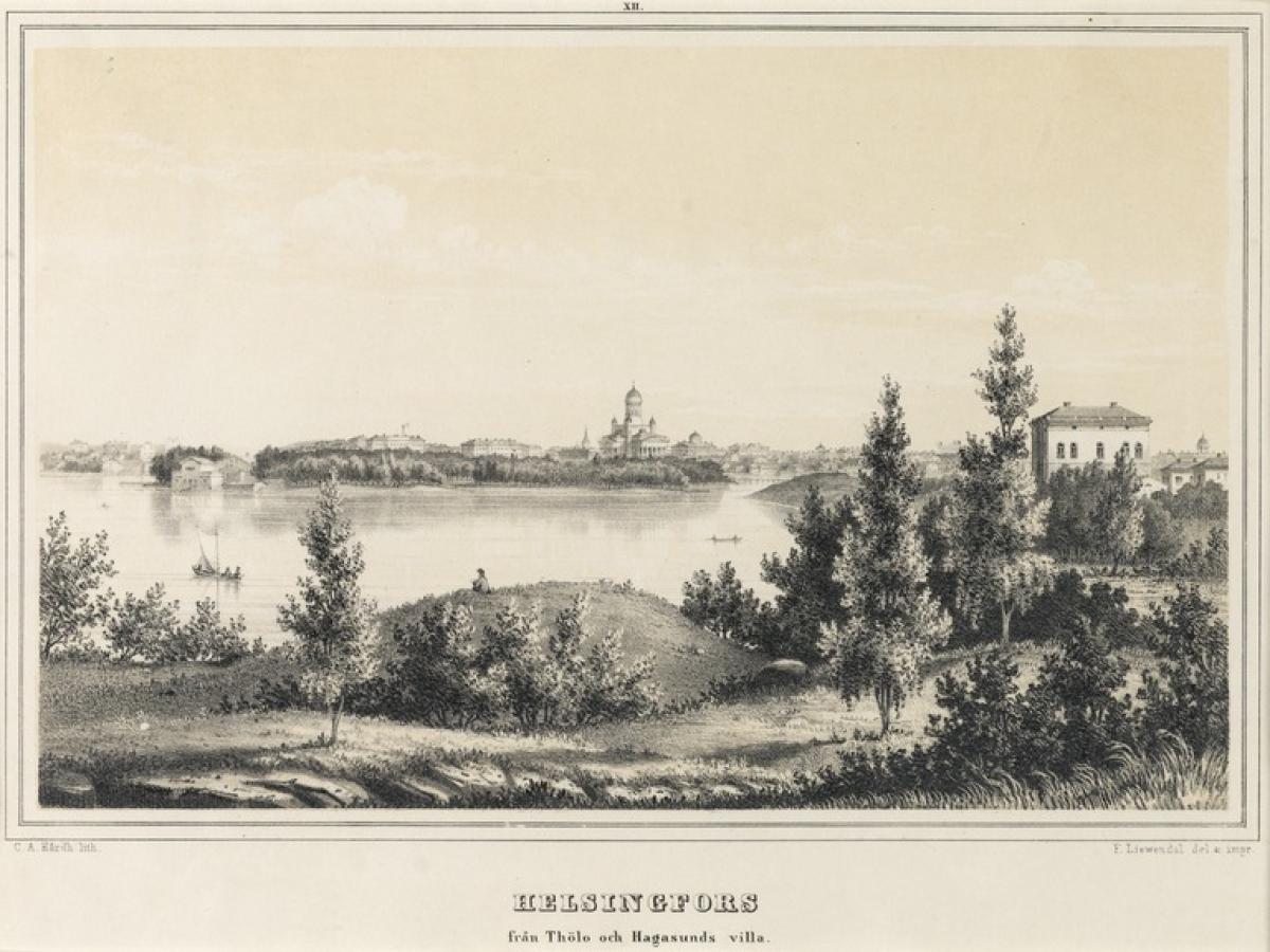 En landskapsmålning som avbildar Gloviken och Helsingfors från Tölö. I förgrunden till höger träd bakom vilka skymtar Villa Hagasund.