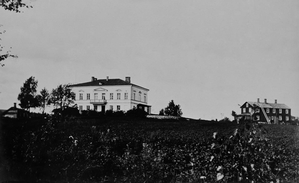 En bild av Drumsö gårds nyare och äldre byggnad.