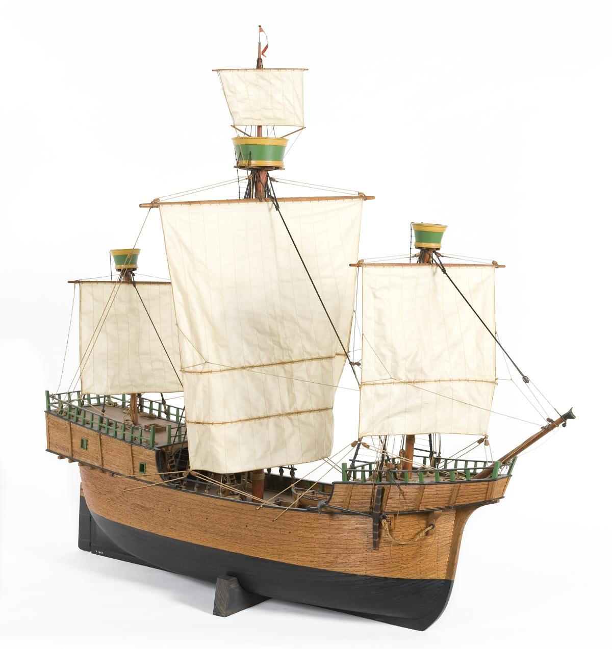 Holkki-tyyppinen laiva 1400-luvun puolivälistä. Alus oli koristelematon, tasasaumainen ja raakapurjetakiloitu. Purjeiden alareunoissa näkyvät bonettipurjeet, lisäpurjeet, joita käytettiin myötätuulella.  Kuvaaja: Sjöhistoriska museet, Tukholma