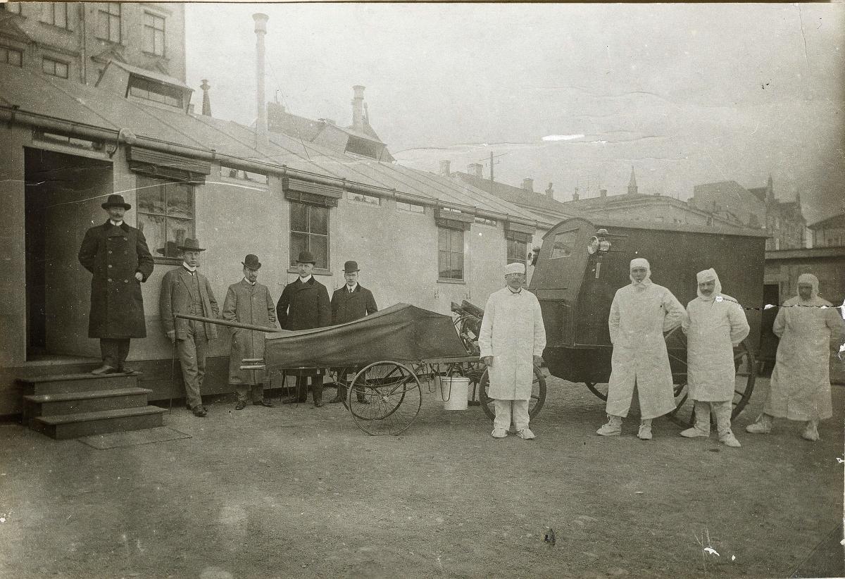 Kärryt ja sairaalahenkilökuntaa valkoisissa asuissaan kolerailmoitusasemalla Unioninkadulla vuonna 1908.