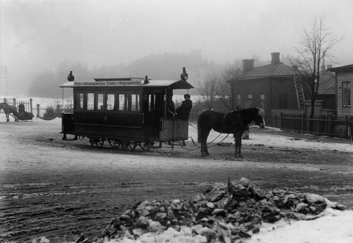 Hästen framför spårvagnet i vintrig vy