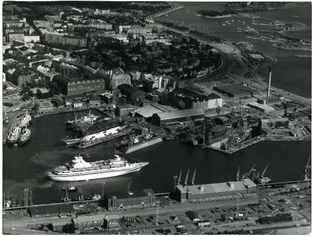 Flygfoto över Sandvikens varvsområde på 1970-talet. Bilden visar också oanvänd mark där man på 2000-talet har byggt ett bostadsområde