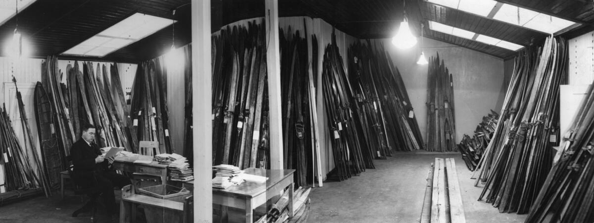 1930-luvun alun suksikeräyksen satoa, vasemmalla istumassa museonhoitaja Toivo Okkola. Kuvaaja: TAHTO