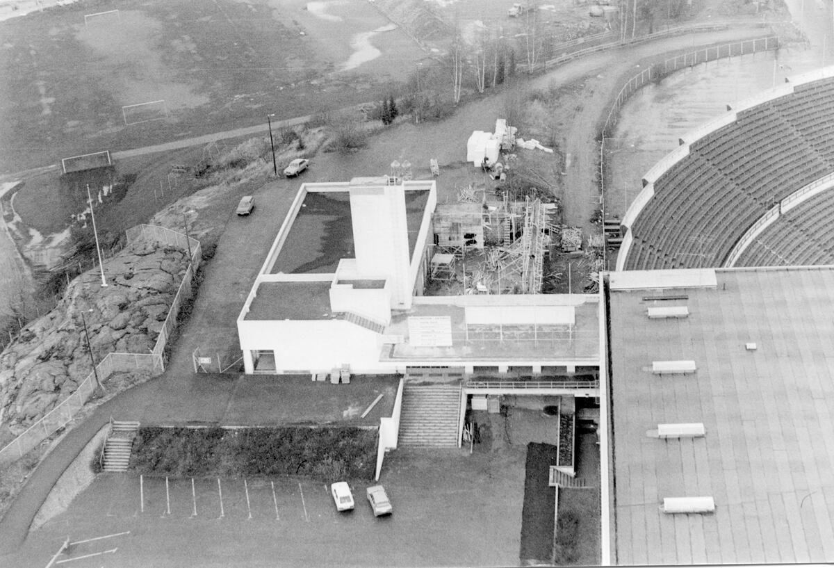Ilmakuva Urheilumuseon laajennustöistä 1982–1983. 