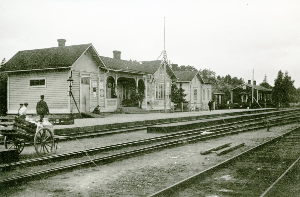 Pasilan ensimmäinen rautatieasema kiskojen puolelta kuvattuna. Asema on yksikerroksinen, harjakattoinen puurakennus.