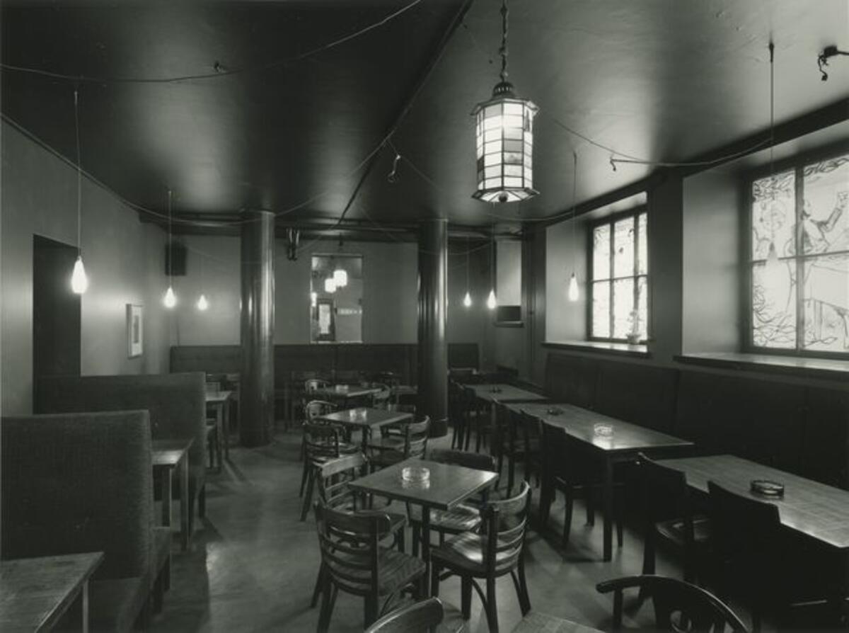 Ravintola Savanna, sali; interiööri, tyhjiä pöytiä ja ikkunoiden lasimaalaukset