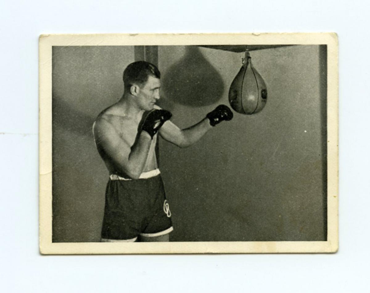 Postikortti nyrkkeilijä Gunnar Bärlundista. Kuvassa Bärlund harjoittelee katosta roikkuvan päärynäpallon avulla.