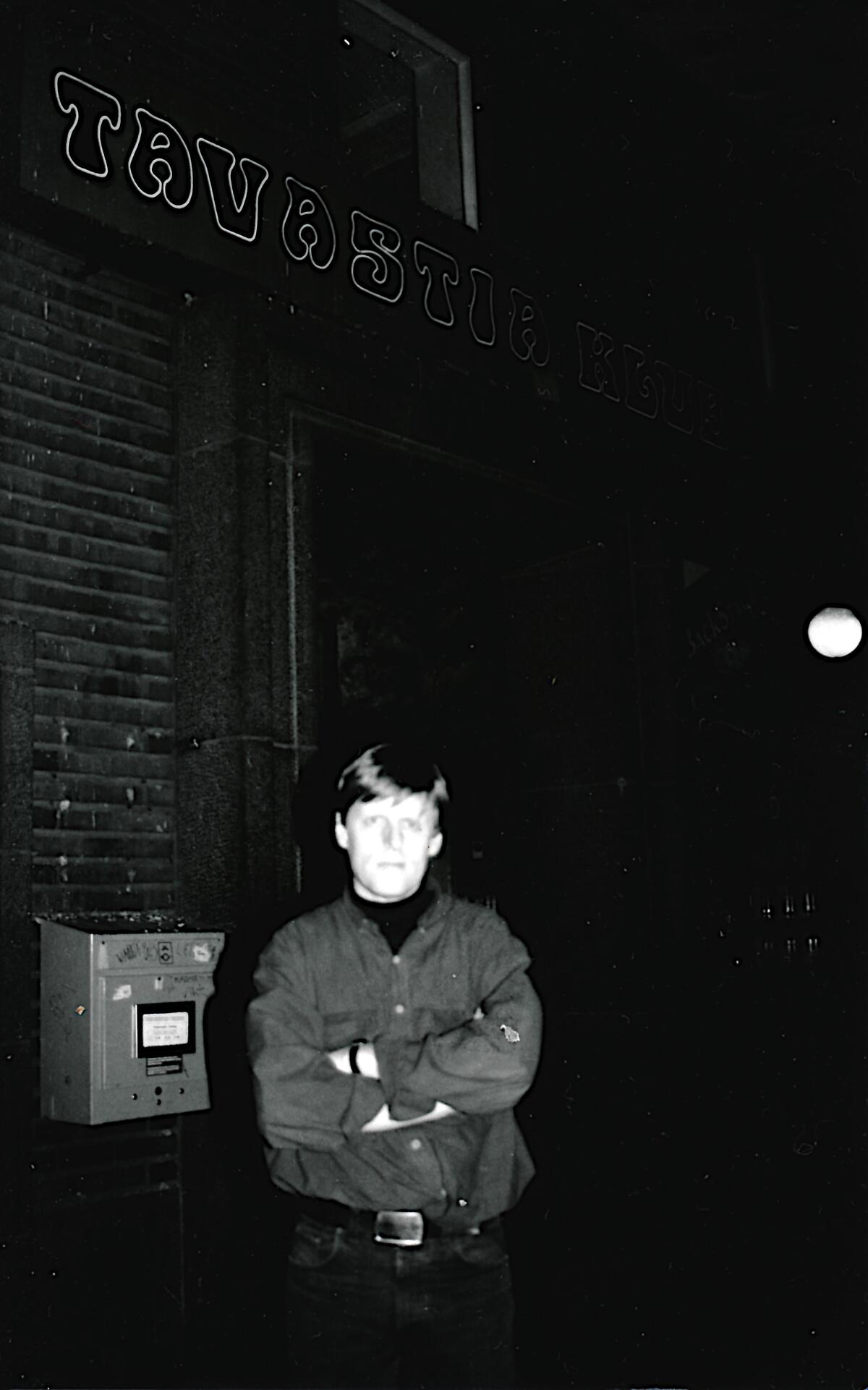 Nuori mies seisoo Tavastia-klubin ulkopuolella. Ulkona on pimeää.