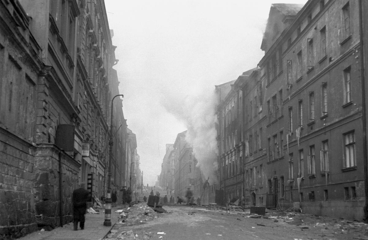 Meritullinkadun alkupäätä 27.2.1944 kolmannen pommitusyön jälkeen. Kuvaaja: E. Sundström / SA-kuva