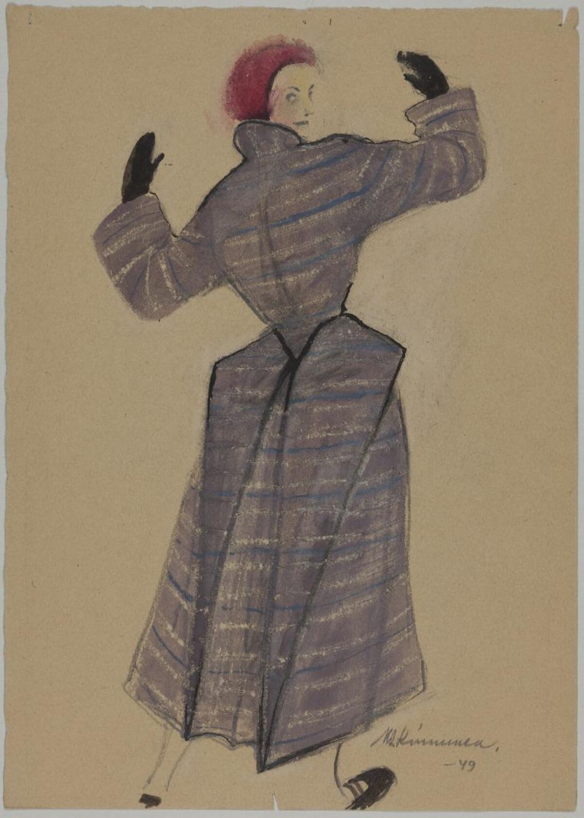 Nainen kuvattuna takaapäin pukeutuneena liilasävyiseen leveähelmaiseen päällystakkiin, mustiin hansikkaisiin, kenkiin ja punaiseen päähineeseen.